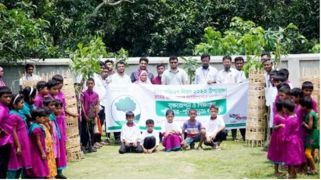 চাঁপাইনবাবগঞ্জের বালিয়াডাঙ্গায় বৃক্ষ রোপণ